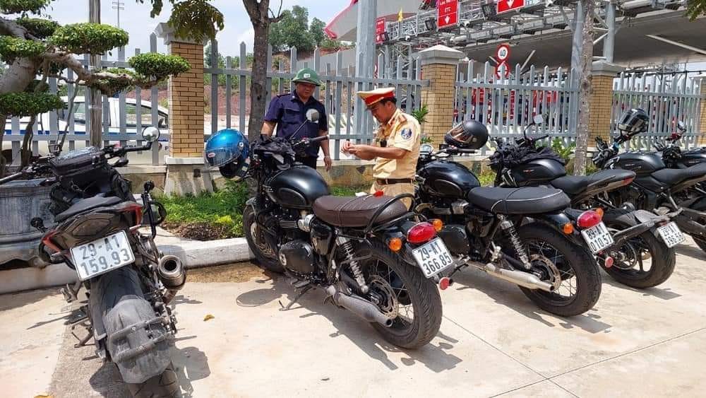 30 mô tô phân khối lớn đi vào cao tốc và tông bị thương CSGT